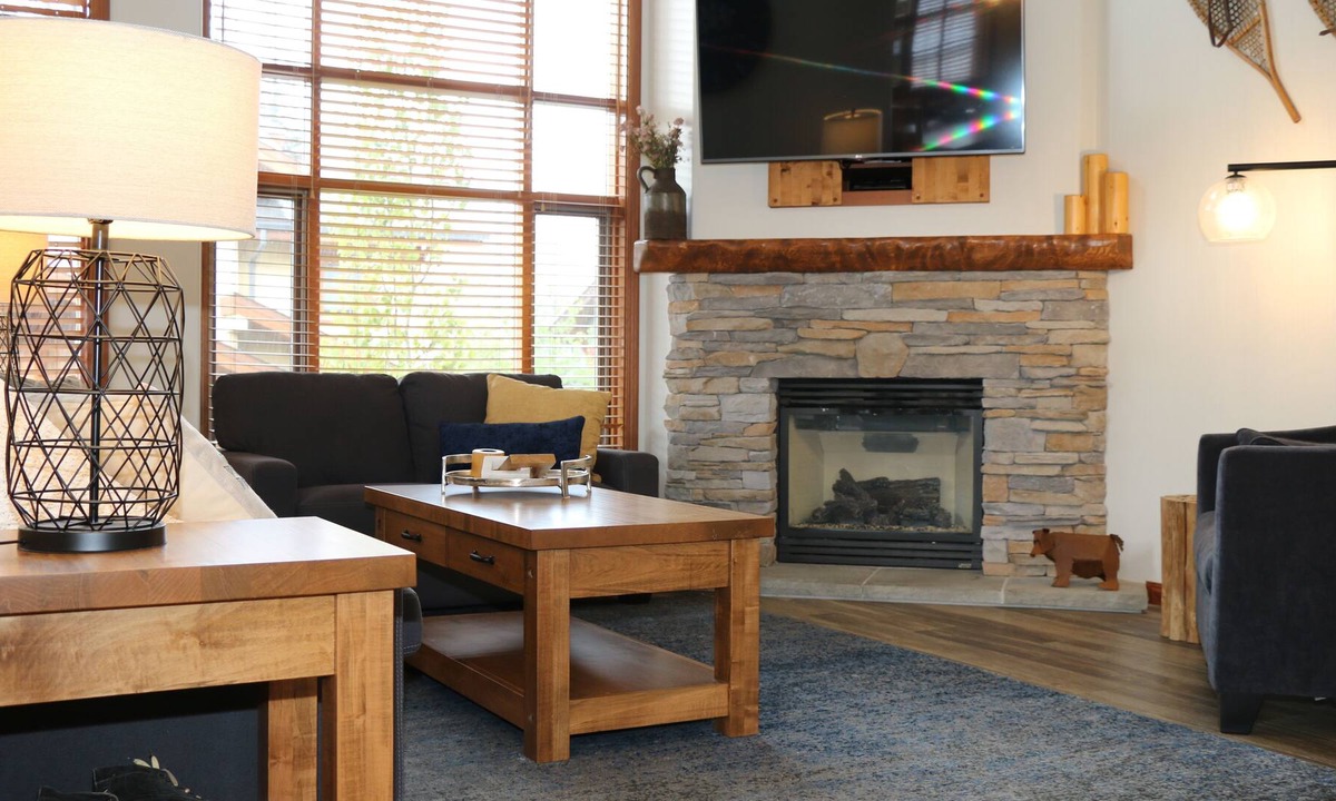 Sun Peaks House | Bear's Den - SKI IN/SKI OUT 3 Bedroom Townhouse