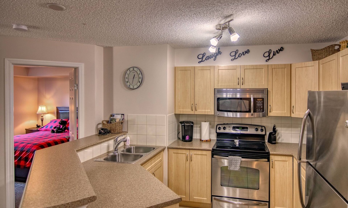 Invermere Apartment | Bear Themed Condo | 5 min walk to beach | Pool