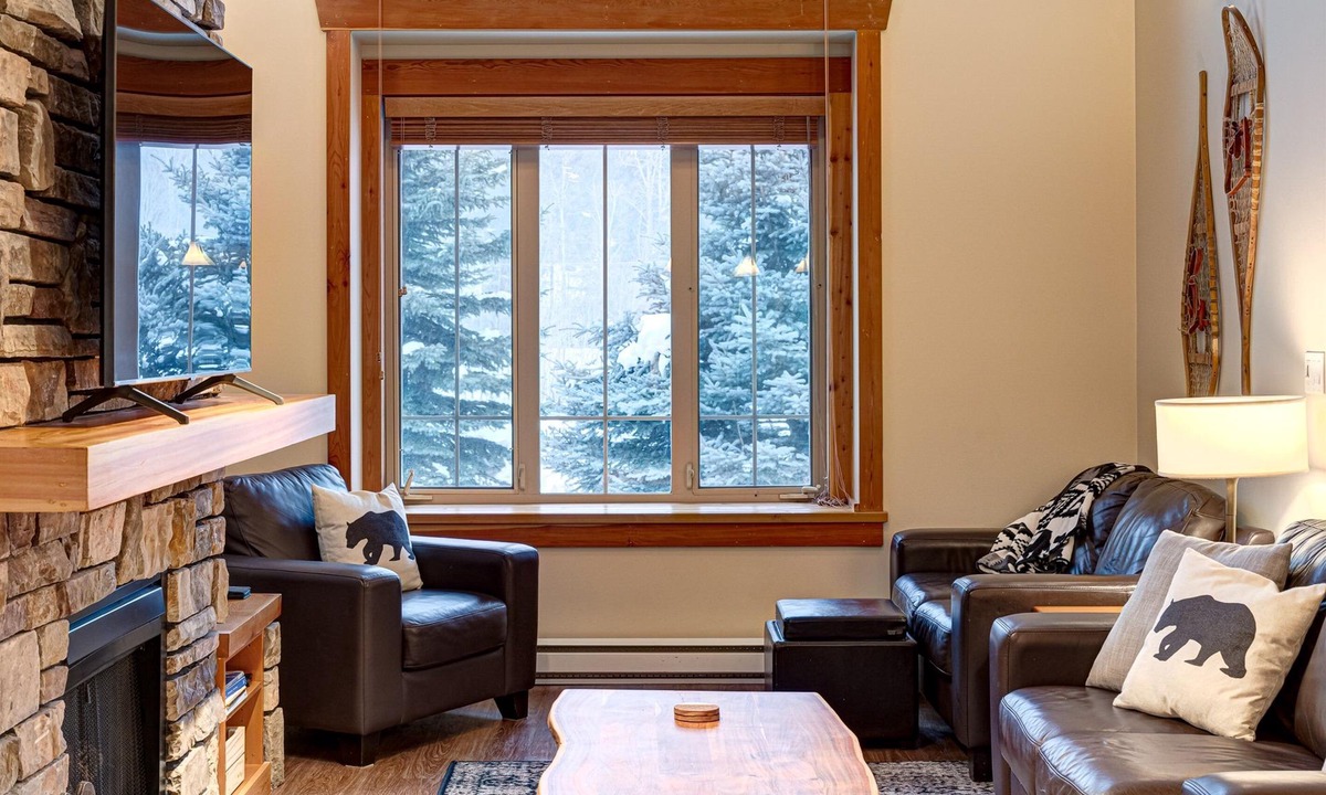Fernie Condo | Beautiful 3 Bedroom Plus Loft & Den. Hot Tub.