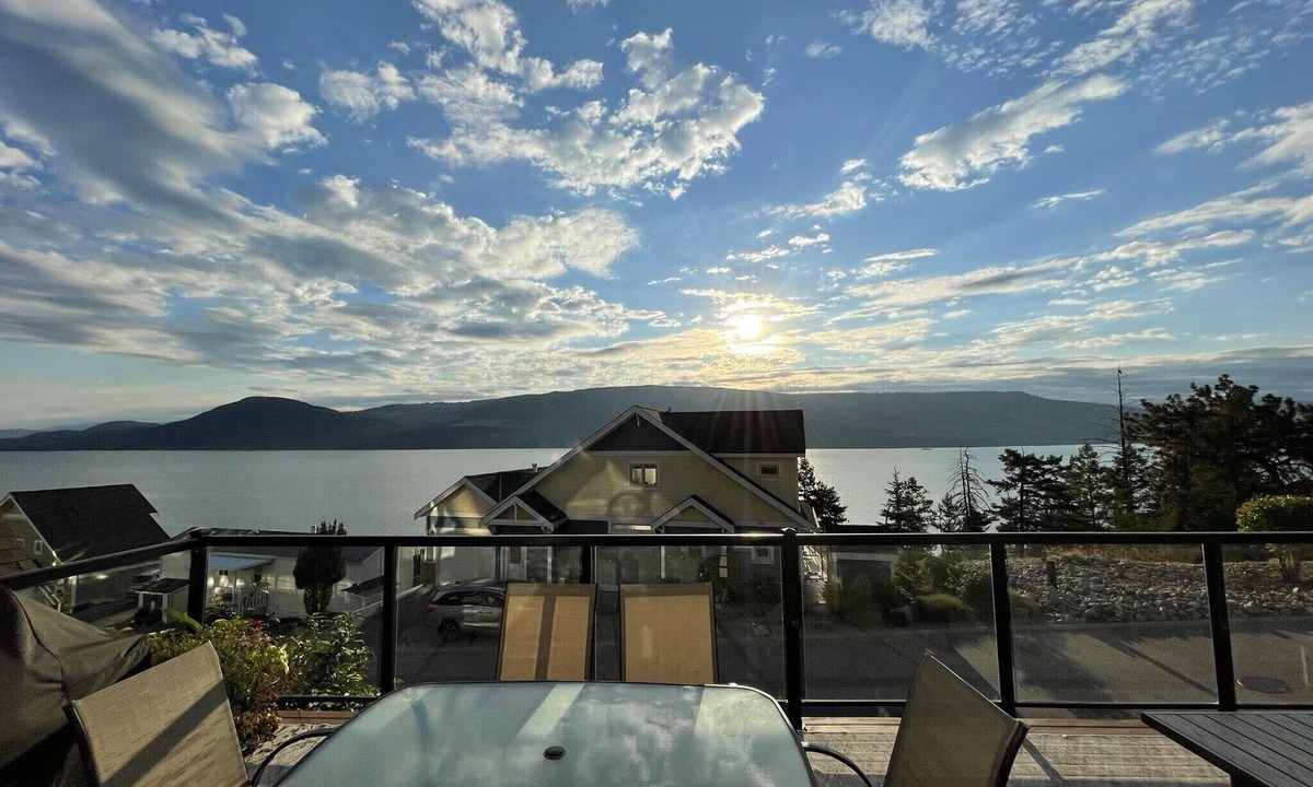 Central Okanagan Cottage | Beautiful Beach Vibe Lake Cottage, Spectacular View, Big Deck & Private Hot Tub