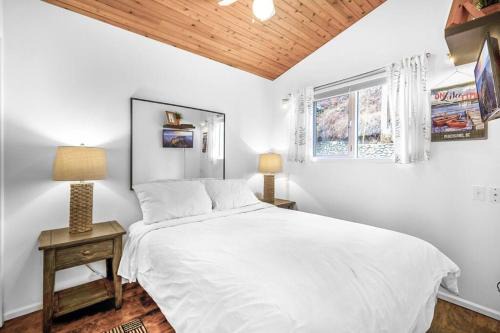 Central Okanagan House | Beautiful Cabin Right next to Lake Okanagan #5