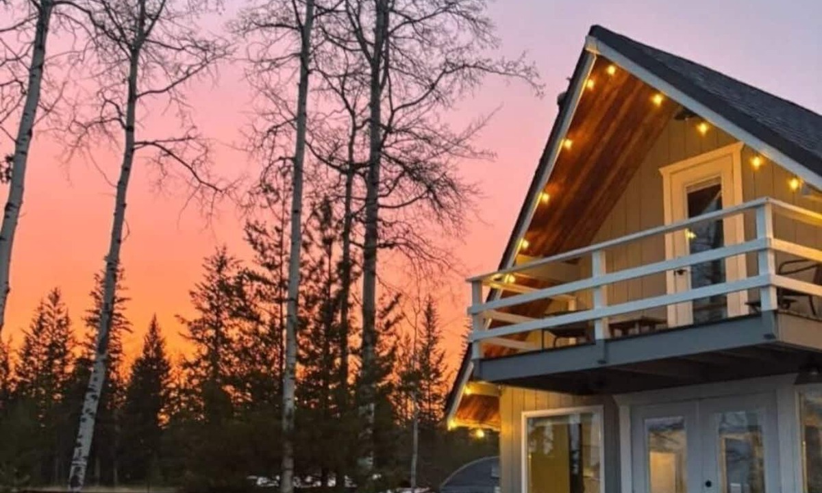 70 Mile House House | Beautiful Lake View Cottage in the Cariboo