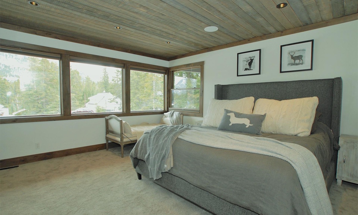 Banff House | Beautiful large home in the heart of Banff, walking distance to everything.