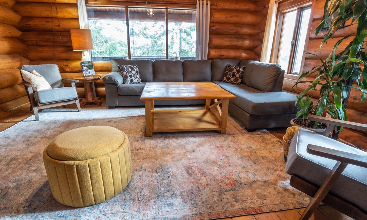 Tappen Cabin | Beautiful Log Cabin in the woods, quick drive to Shuswap Lake