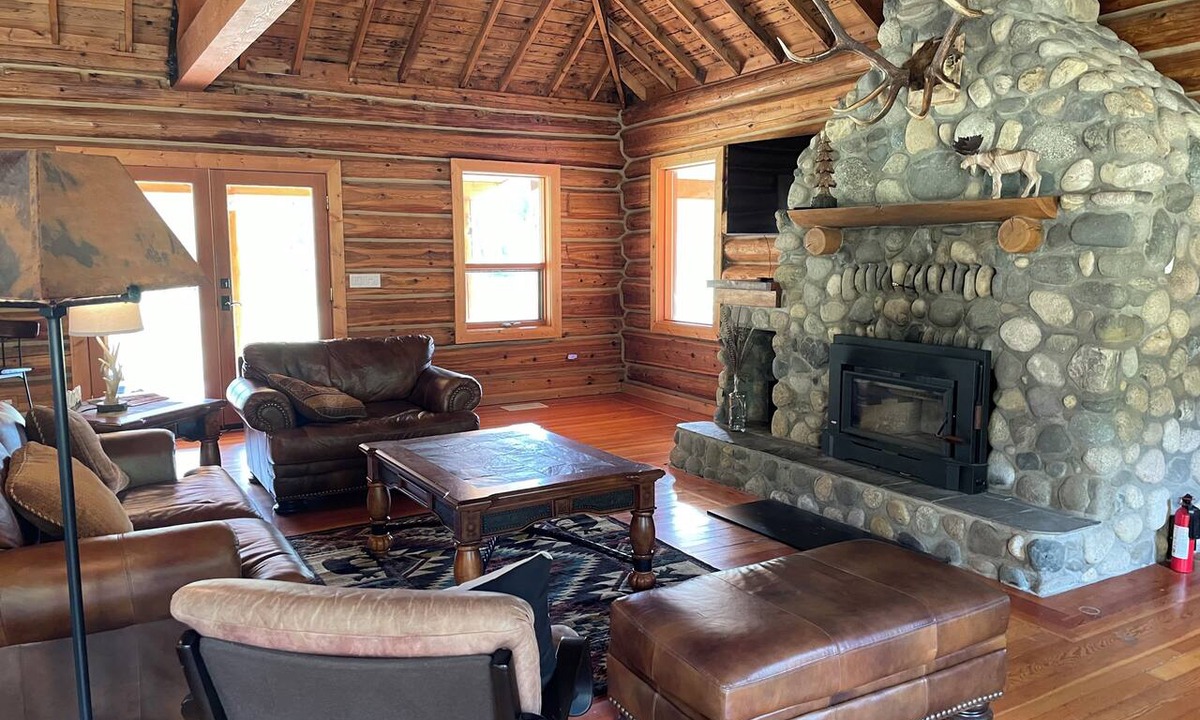 Thompson-Nicola Regional District House | Beautiful Log Home with Fireplace and Deck on 160 acres. Pet friendly