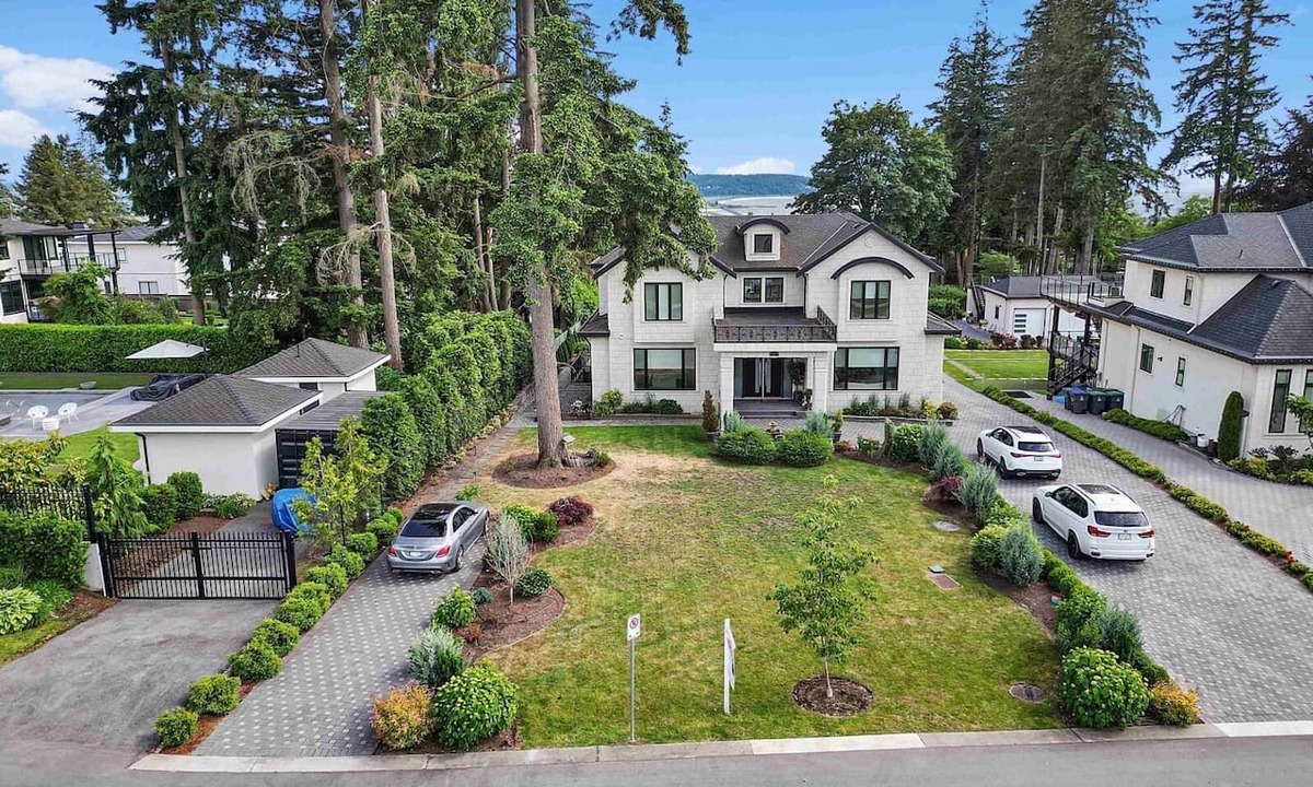 Surrey Newton House | Beautiful, luxurious mega house with 6 Bedrooms and 8 Bathrooms