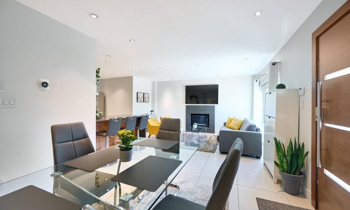 Ambleside House | Beautiful Modern Garden Suite Steps to Ambleside Beach