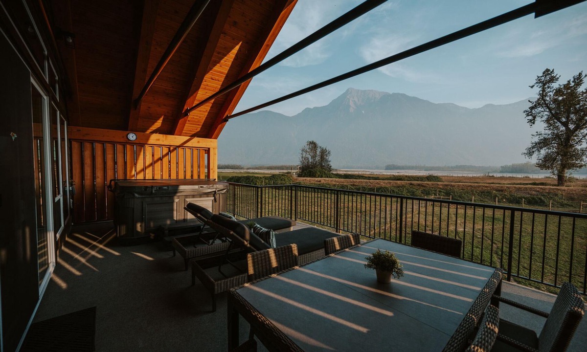 Popkum Ski Chalet | Beautiful Mountain Views 2 bedroom, 2 bathroom chalet w/private hot tub nn