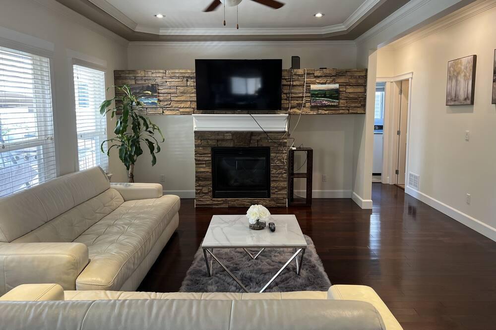 Sardis House | Beautiful river property with 5 bedrooms
