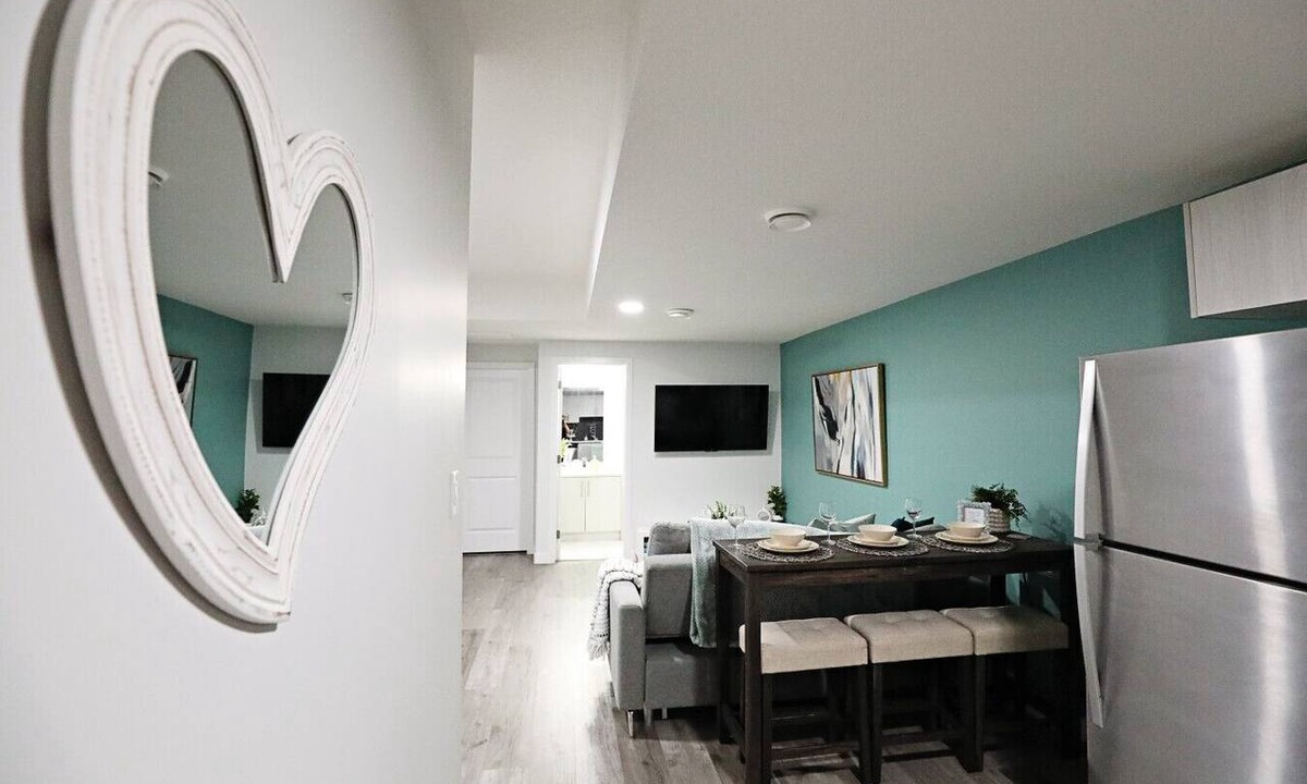 Southwest Edmonton Condo | Beautiful Suite King Bed|Long Stays|Disney|Airport
