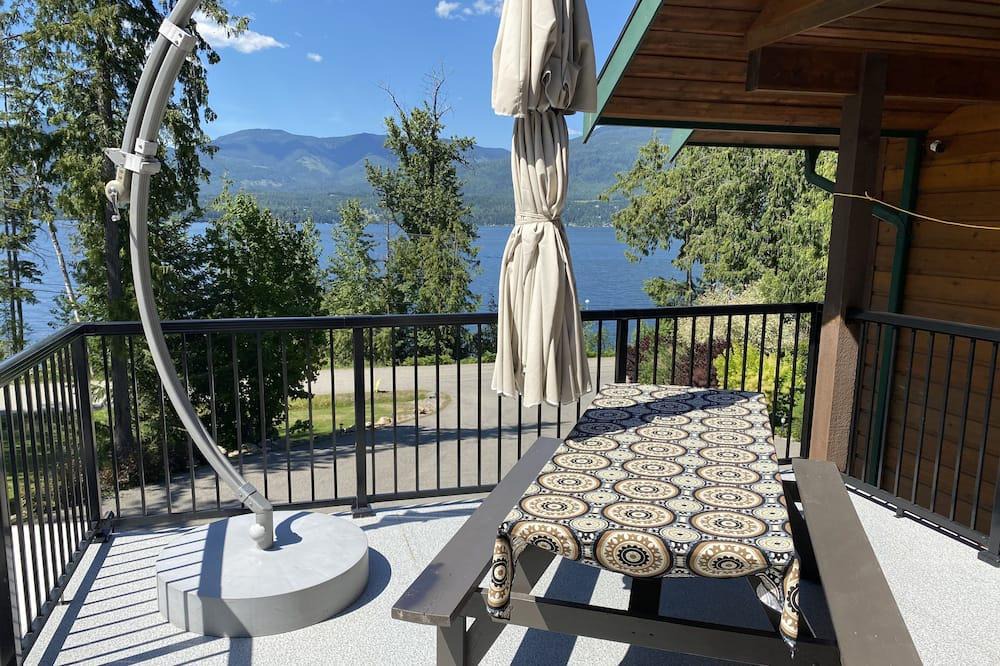 Blind Bay House | Beautiful suite right across the street from the lake ! beautiful sun sets