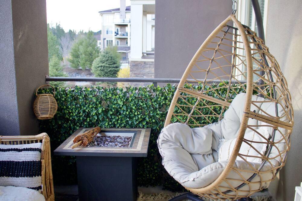 Quail Ridge Apartment | Beautifully Remodeled! Close to Golf Course & Airport!