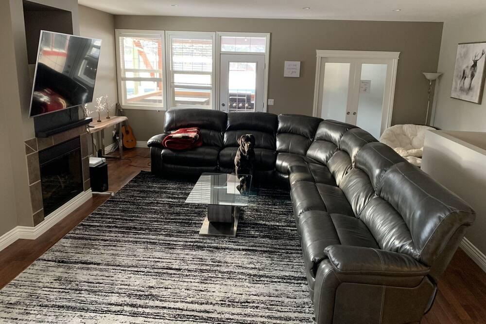 Sicamous Condo | Best vacation spot in Sicamous on the Shuswap, 25 ft boat slip included