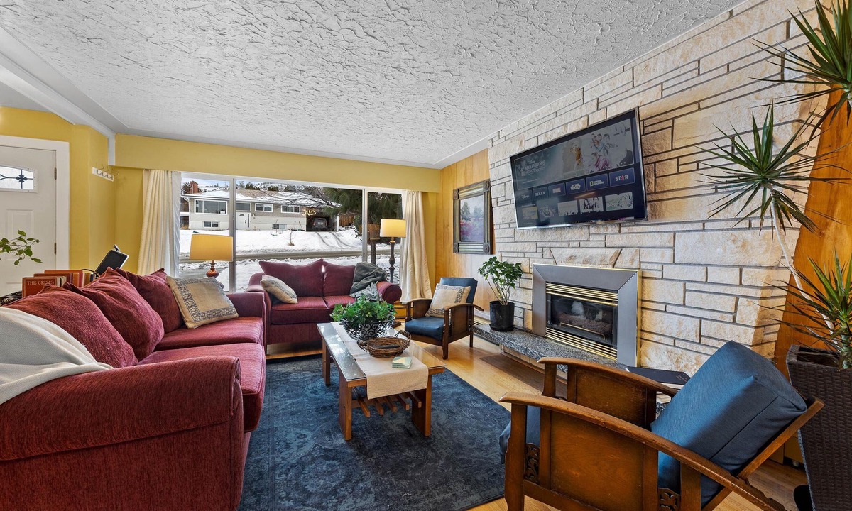 City Centre House | Betty-Lou's Bungalow- Spacious 4 bedroom, 4 bathroom Home