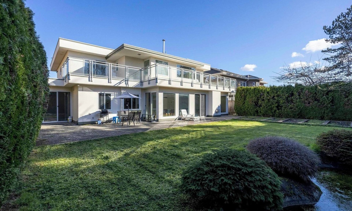 Richmond City Centre House | Big Beautiful House in Richmond center
