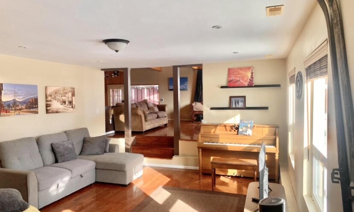 Rossland House | Big, Bright and Beautiful. Hot tub view suite