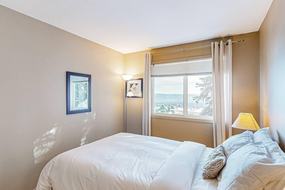 Big White Ski Resort Cabin | Big White Ski Resort cabin with hot tub, balcony, & two kitchens - walk to lifts