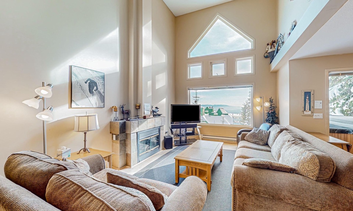 Big White Ski Resort Cabin | Big White Ski Resort cabin with hot tub, balcony, & two kitchens - walk to lifts