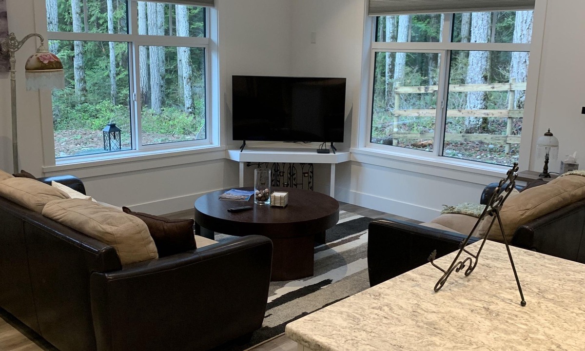 Regional District of Nanaimo Cottage | Black Bears Den - Cozy cottage in the woods pet friendly and hiking at your door