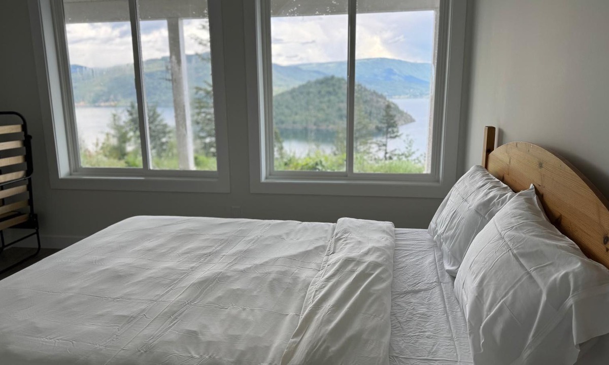 Scotch Creek House | Brand new 2 Bedrooms/Lake Veiw