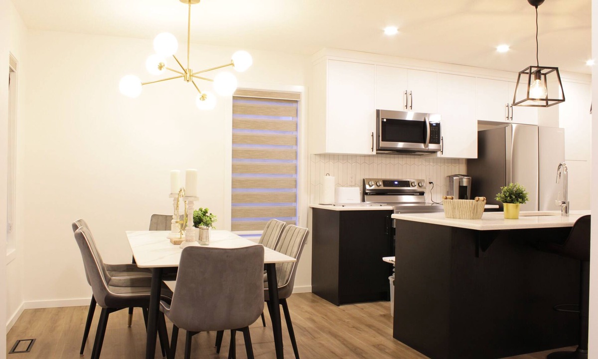 Sage Hill House | Brand New| 3 Bedroom, 1 king 2 Queen| Near Airport