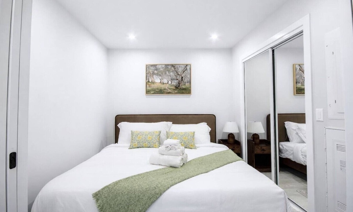 Kensington Apartment | Brand New King Bed Suite| Gym| UG Park| Kensington