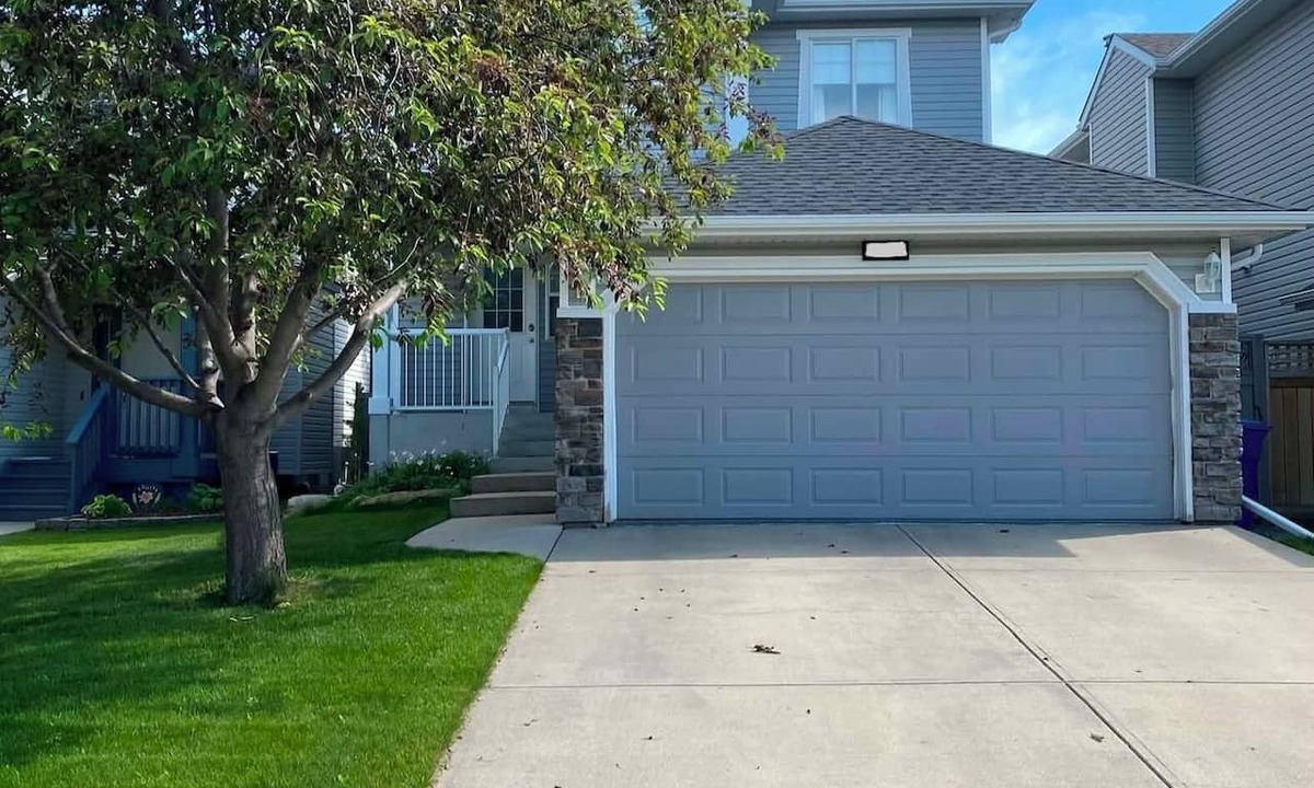 Airdrie House | Bright 2-Story 3BR Home w/Backyard Fire Pit Stay! Close to the Rocky Mountains