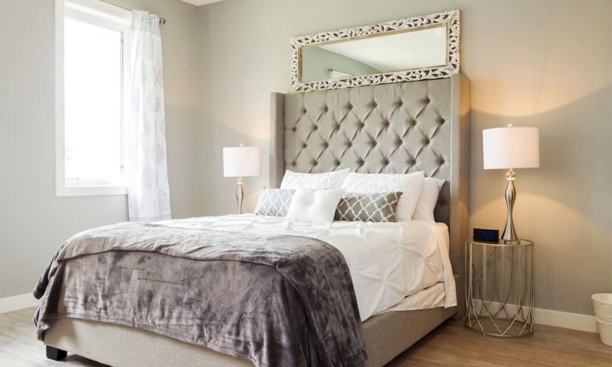 Jasper Place House | Bright 6 BD Executive Home - 2 Kitchens - Garage - NFLX