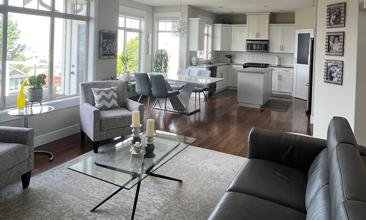 Kamloops House | Bright and beautiful 2 bedroom 2 bath, breathtaking views. 3- 4 month stay only