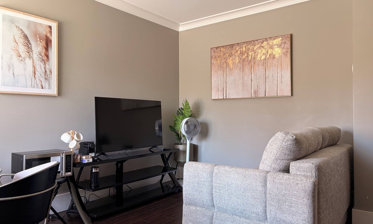 Vancouver South House | Bright & Cozy 1B1B-Near YVR/DT/Free Parking