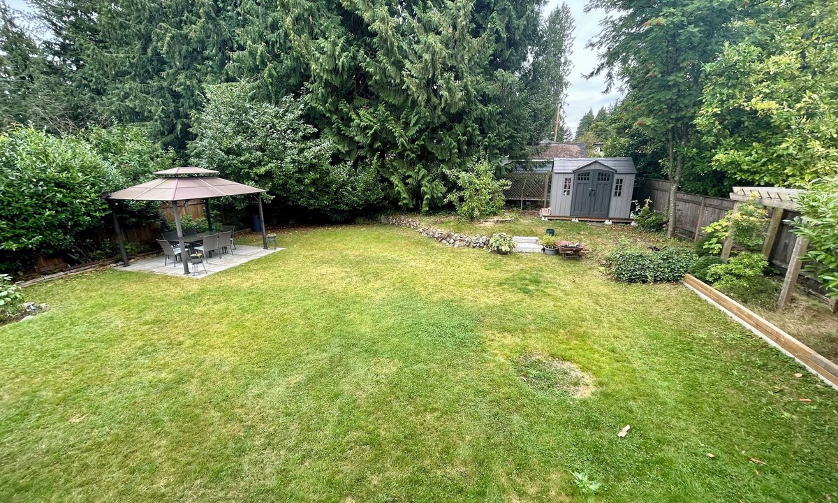 Upper Lonsdale House | Bright & Cozy Garden Level Suite