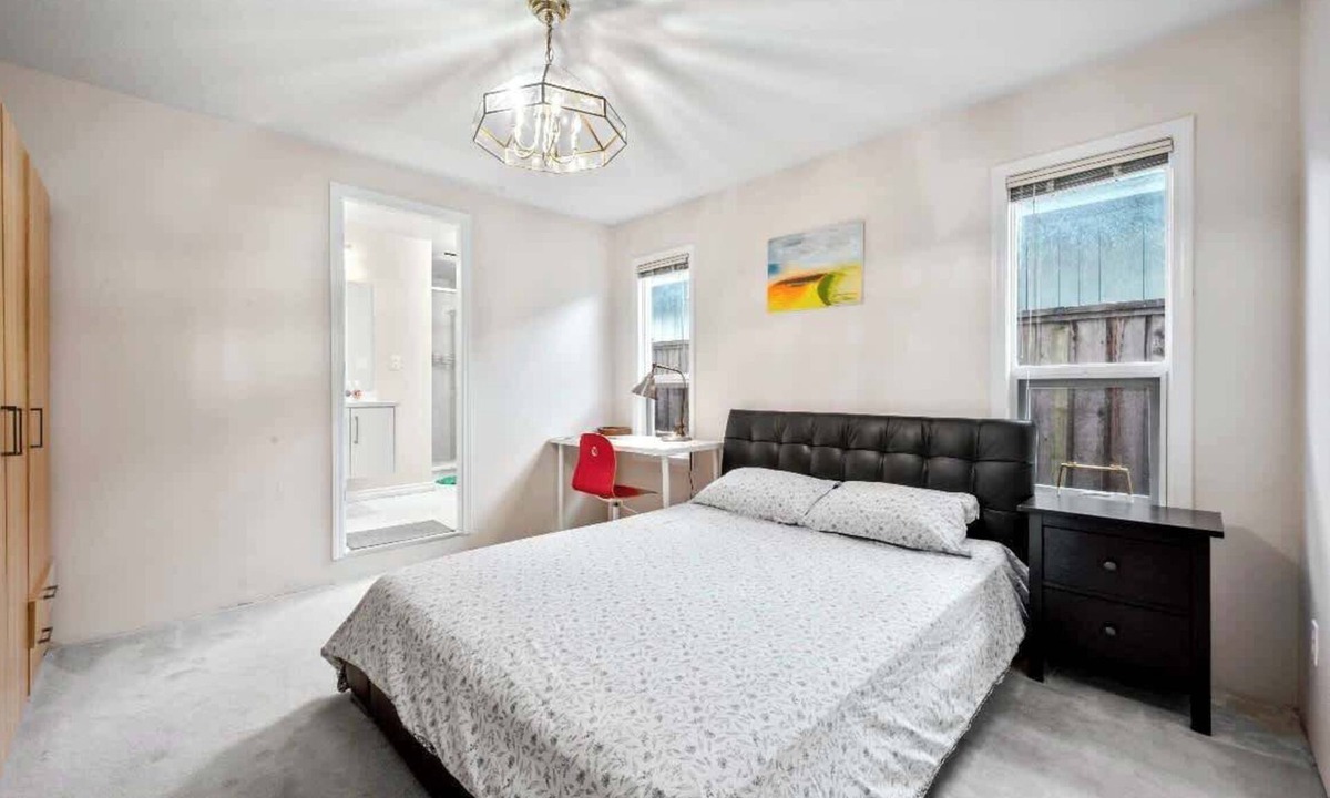 Steveston House | Bright Maple Suite