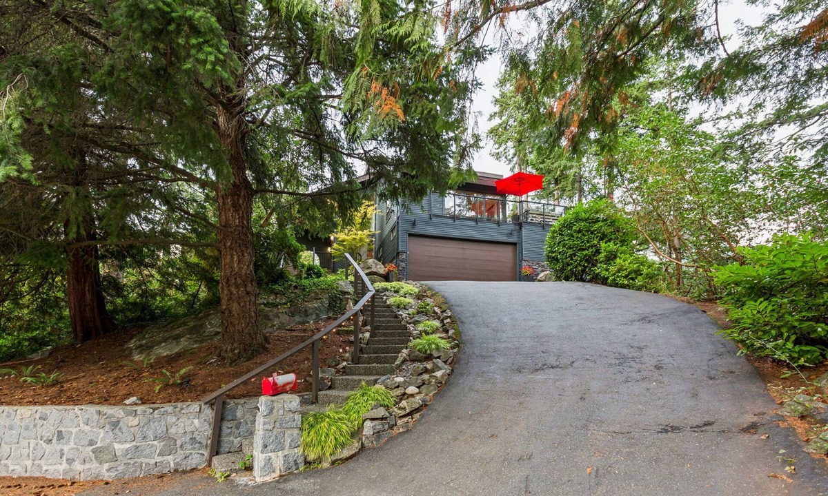 West Vancouver House | Bright open concept contemporary close to beaches, mountains. 3.5 bed, 2.5 bath