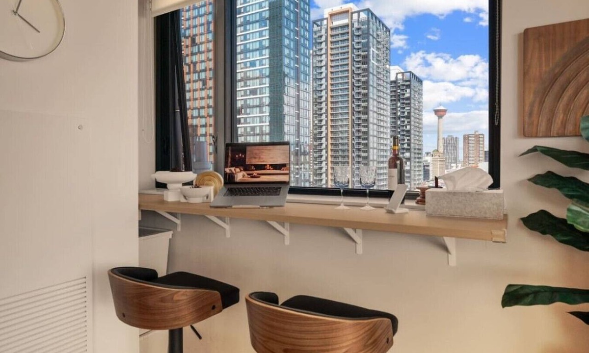 Connaught Apartment | Calgary Tower View |King Bed | 2BR |AC |Gym