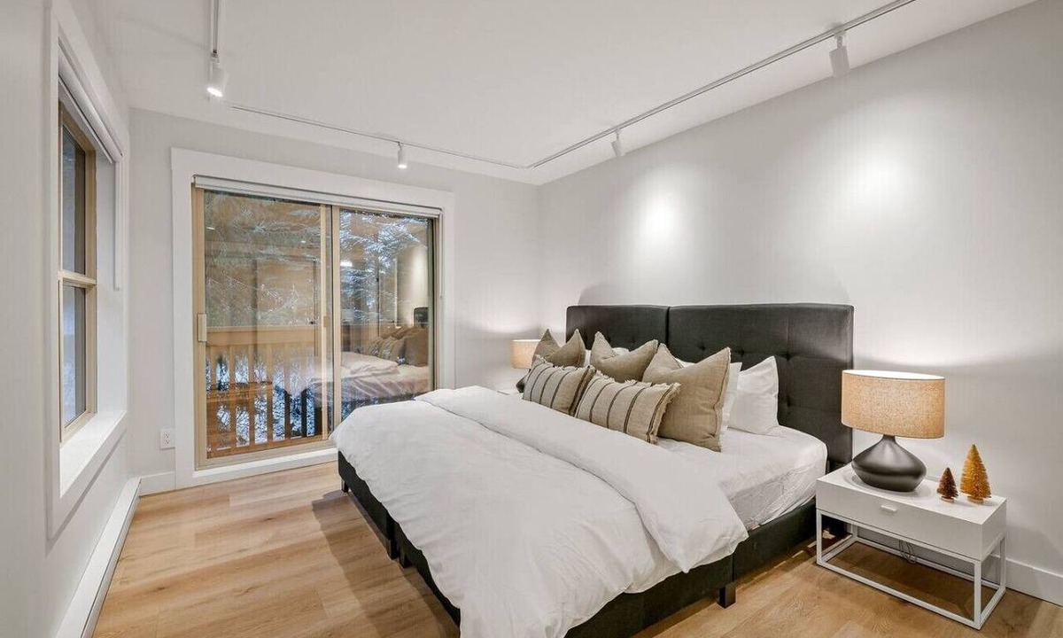 Upper Village Villa | Canada House Mountain Side