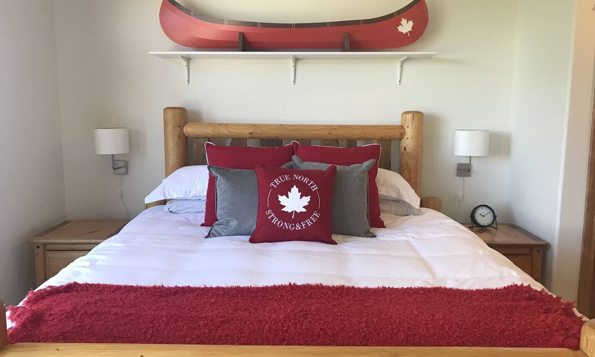 East Kootenay House | Canadiana Cabin 🇨🇦 | True Ski-In/Ski-Out w/Private Hot Tub ❤️