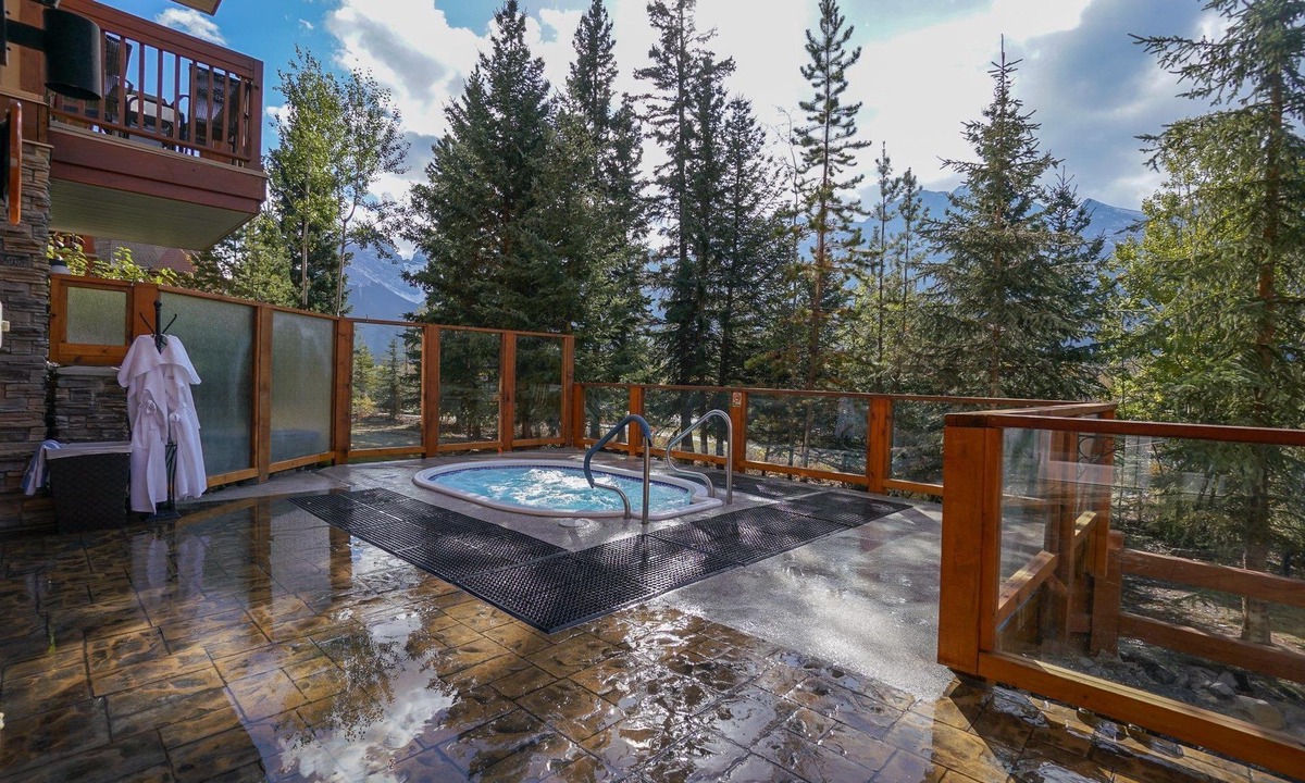 Canmore Condo | Canmore Studio | King Bed + Soaker Tub