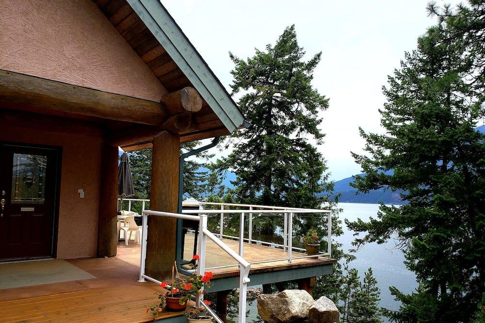 Kootenay Bay House | Captain's Landing Lakefront Suite w Canoe in Kootenay Bay, British Columbia!