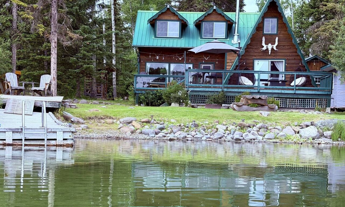 Sheridan Lake Cabin | 🌲 Cariboo - Sheridan Lakeside – 7 Guest Retreat Surrounded by Nature!
