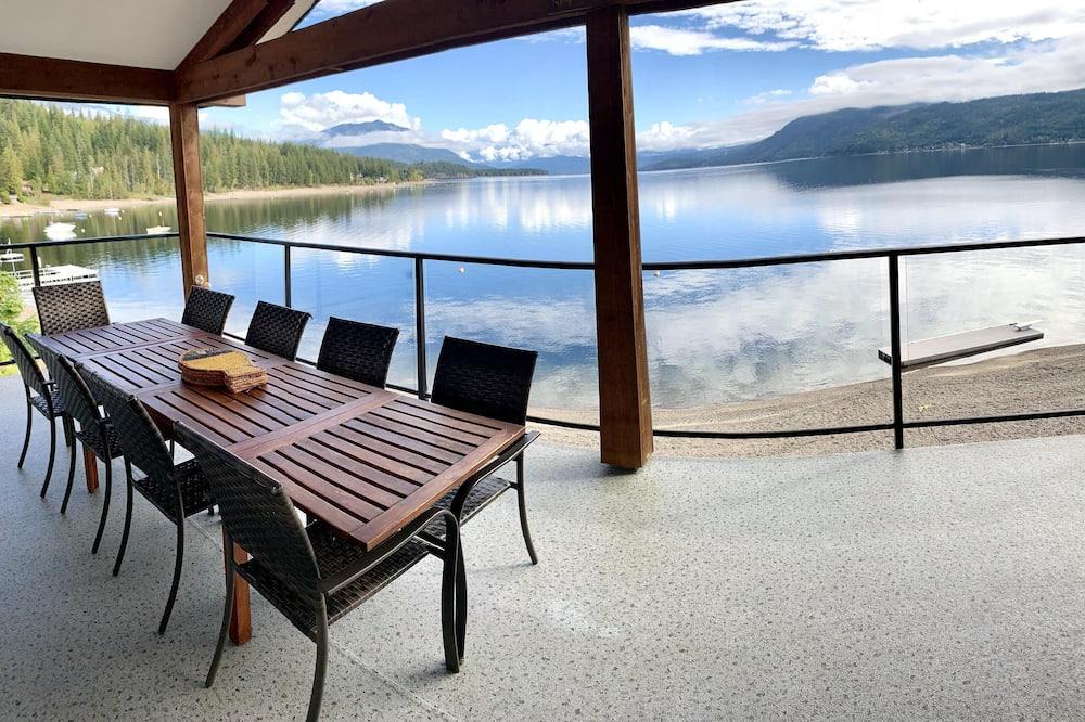 Celista House | Celista Vista - Waterfront - Shuswap Vacations & Sledding Accommodation