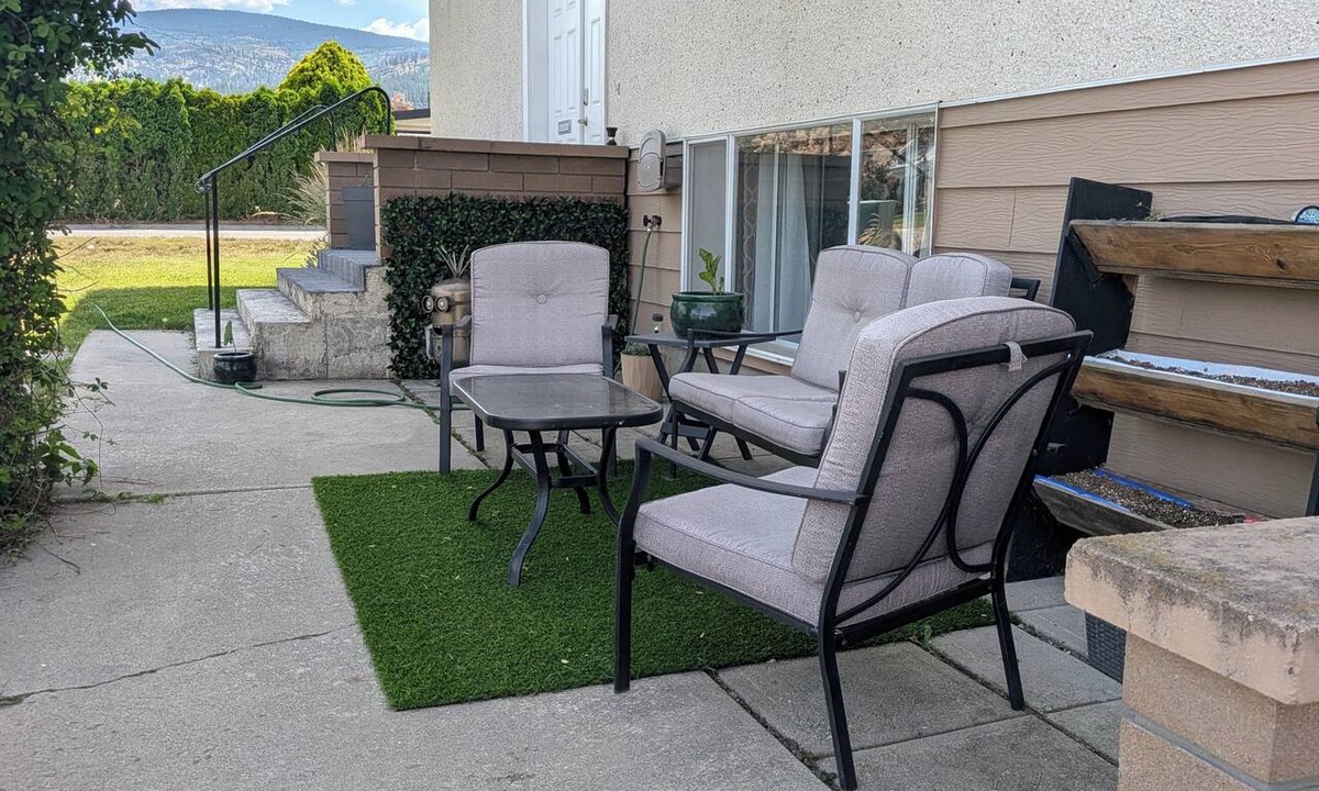 Okanagan-Similkameen House | Central 2 bedroom suite, full kitchen, living room with private entrance.