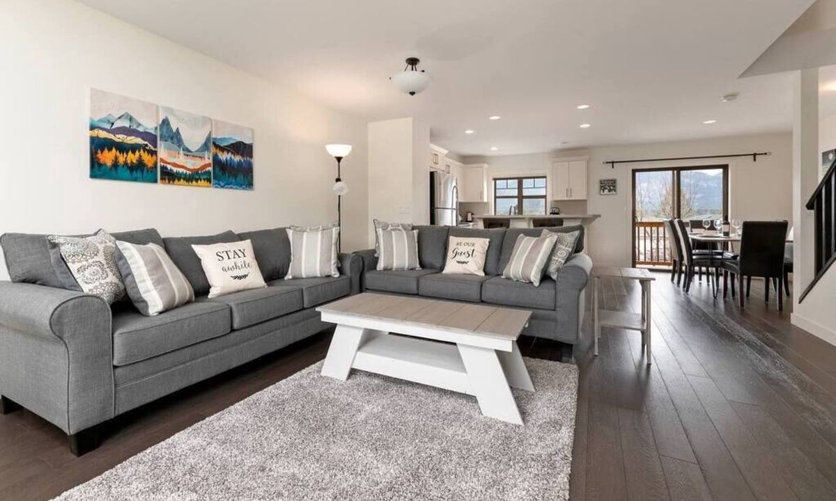 Invermere House | Central A/C Townhouse Mt.Views | Fireplace | Garage | Deck