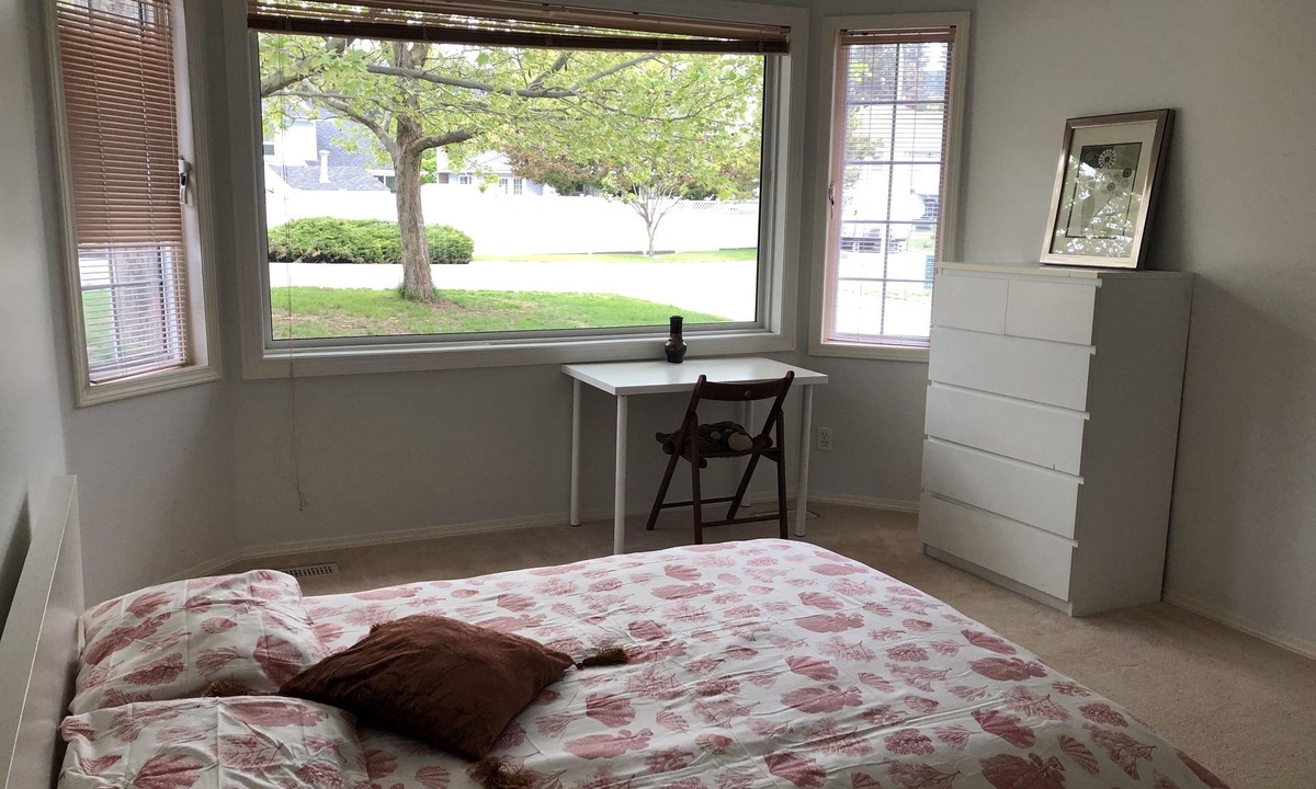 Central Okanagan House | Central Glenmore!! Close to Beach and Downtown! Calm & peacfull