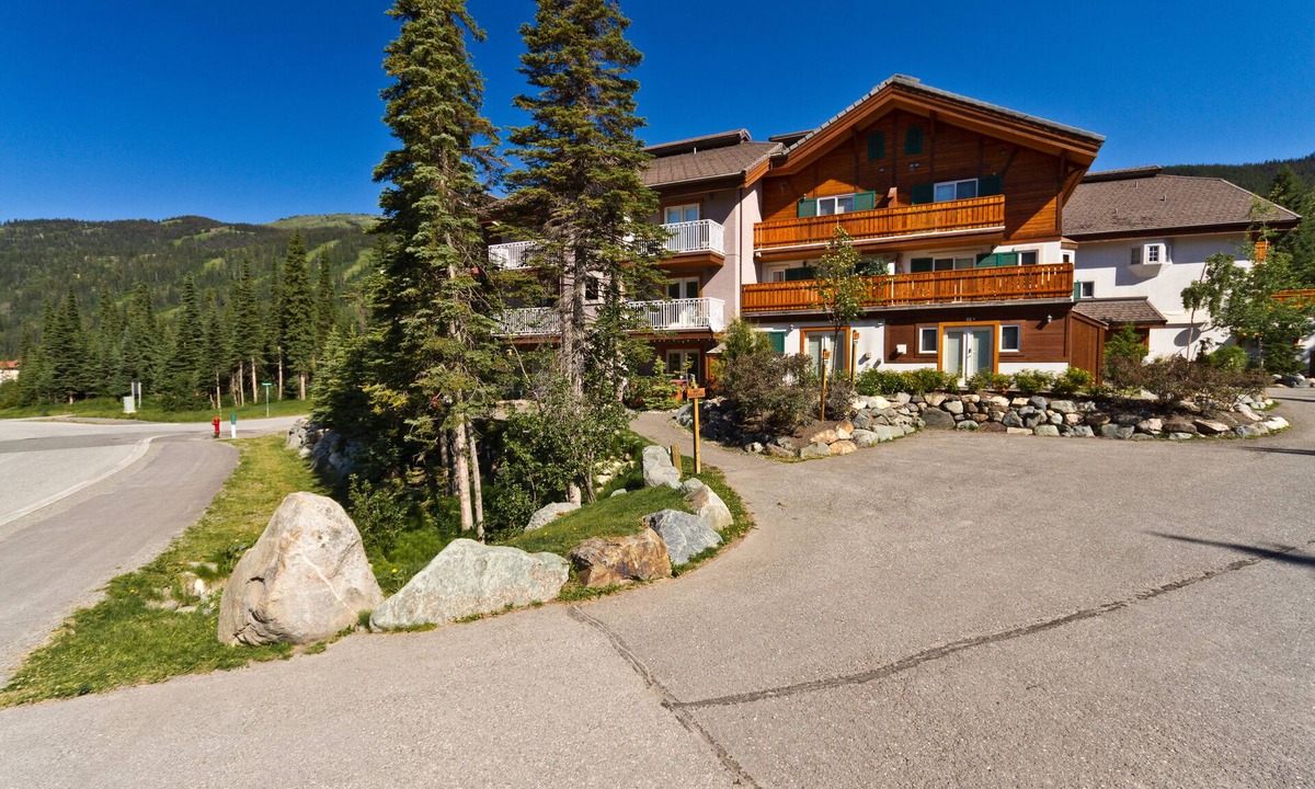Sun Peaks Condo | Centrally located studio suite close to village centre
