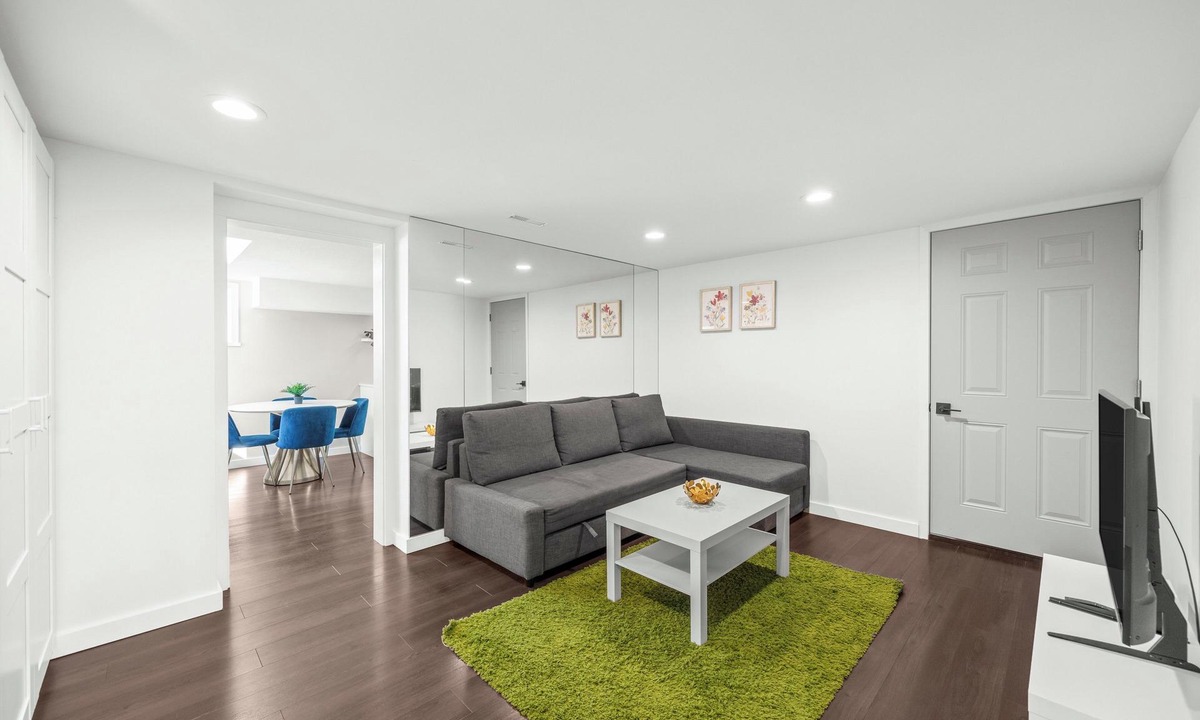 Upper Lonsdale House | Charming 1-bedroom private suite in Upper North Vancouver