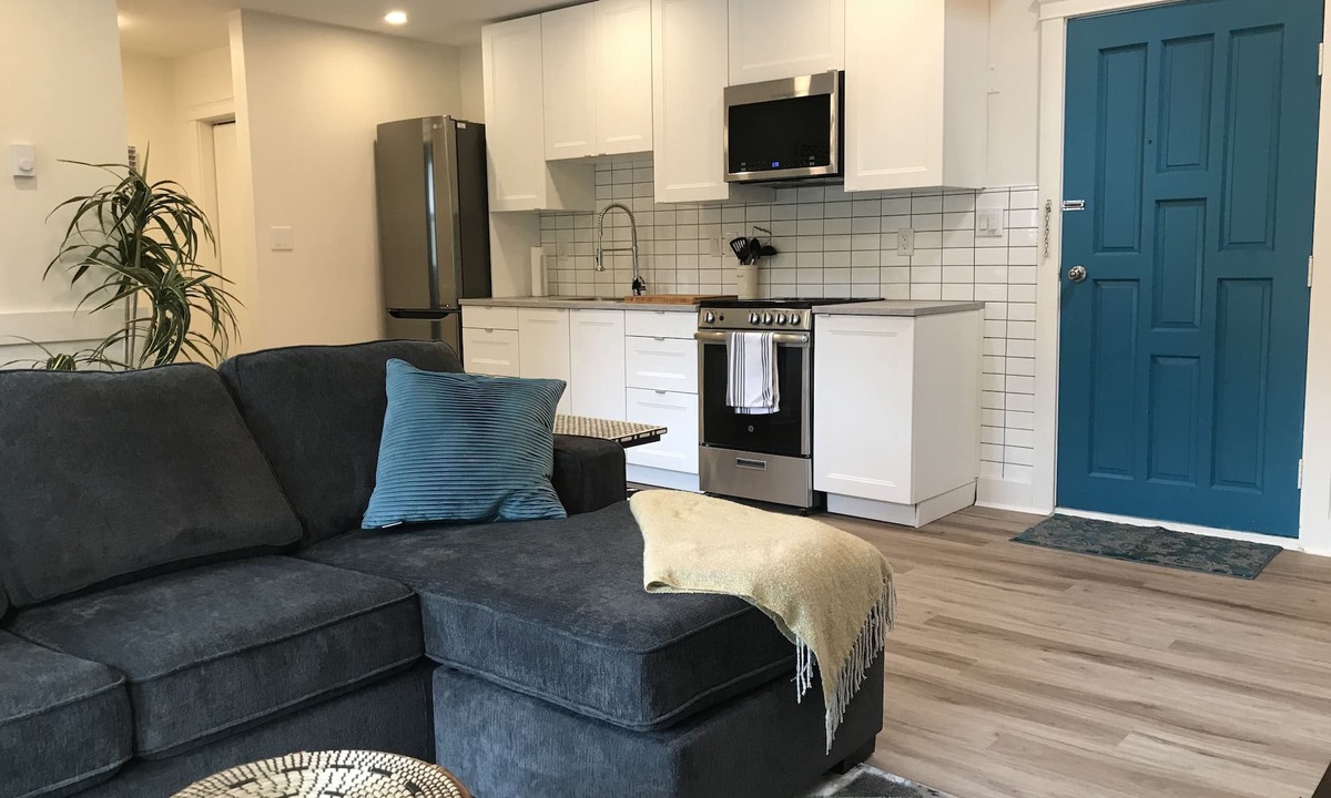 Delta Cottage | Charming 1 bedroom suite in Central Tsawwassen.
