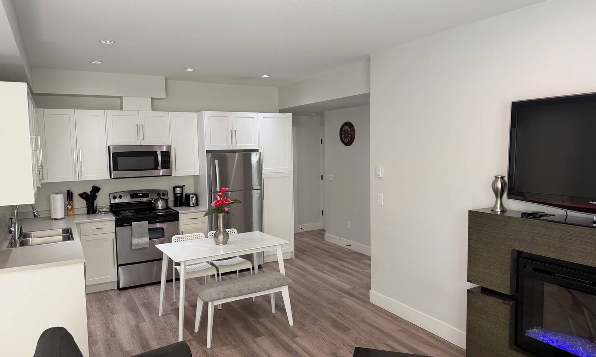 White Rock Apartment | Charming 2 Bedroom Suite near White Rock Beach