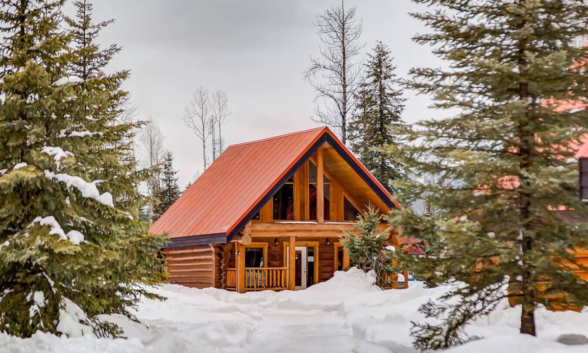 Golden Ski Chalet | Charming Rustic Cabin Perfect for Groups