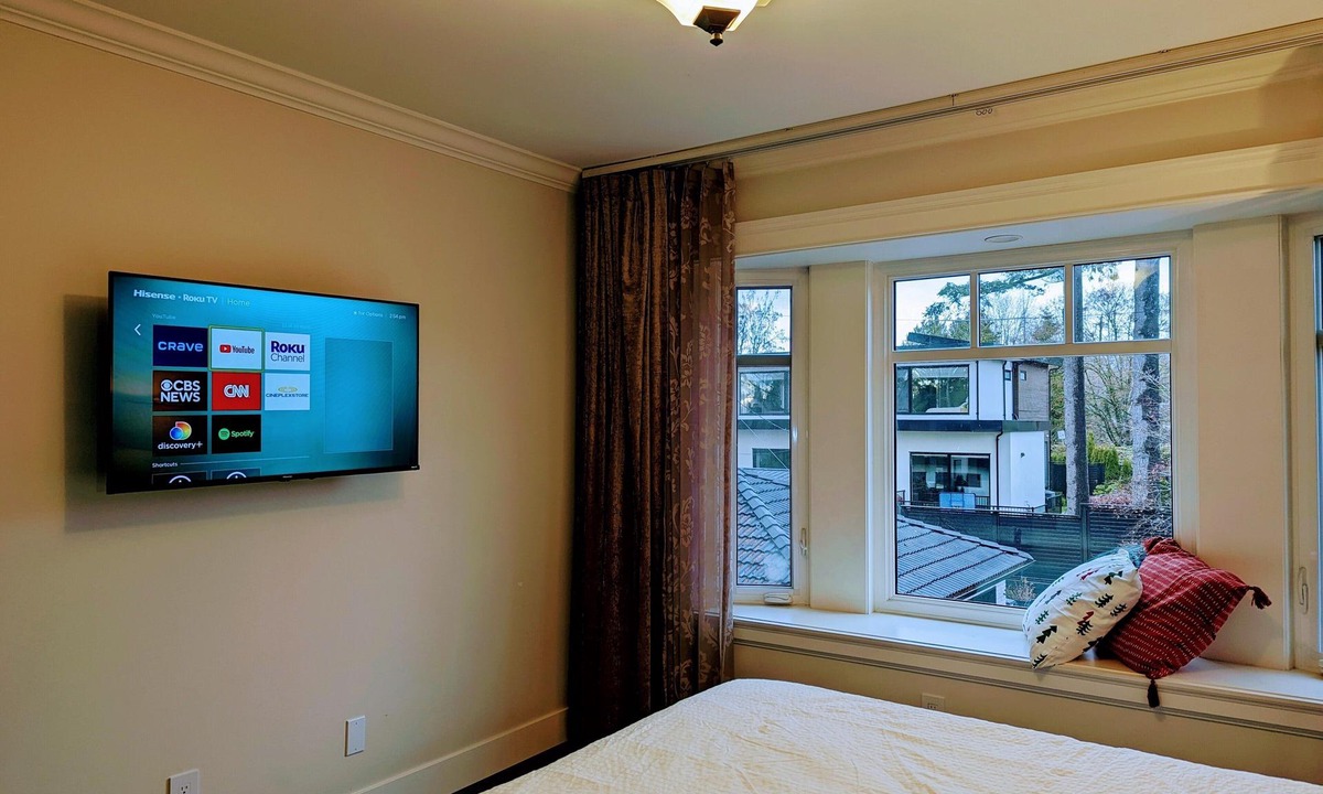 Marpole House | Cheerful one bdrm (N) share a bath with another room