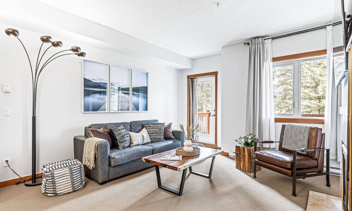 Cougar Creek Condo | Chic 1BR City Nest. Heated Parking + Hot Tub/Pool